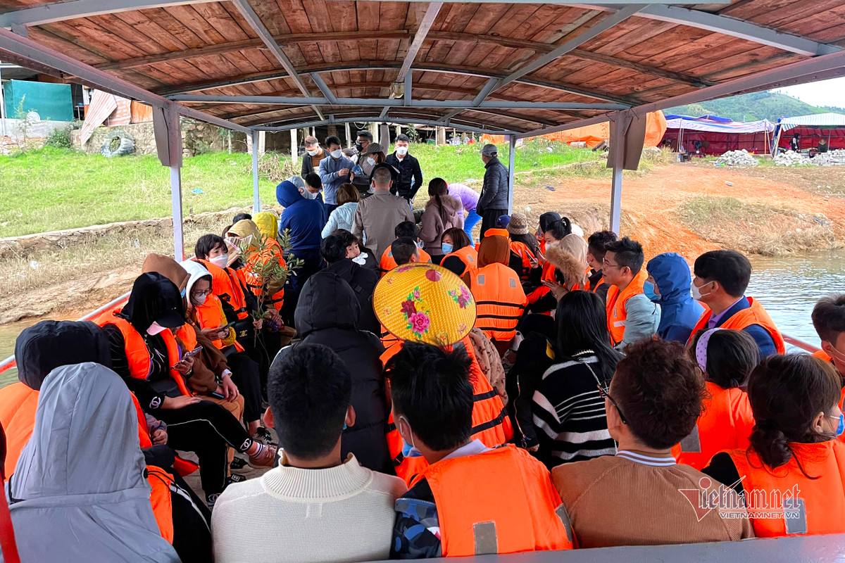 Lượng khách đông ngồi kín chặt cả con thuyền. (Ảnh: Vietnamnet)