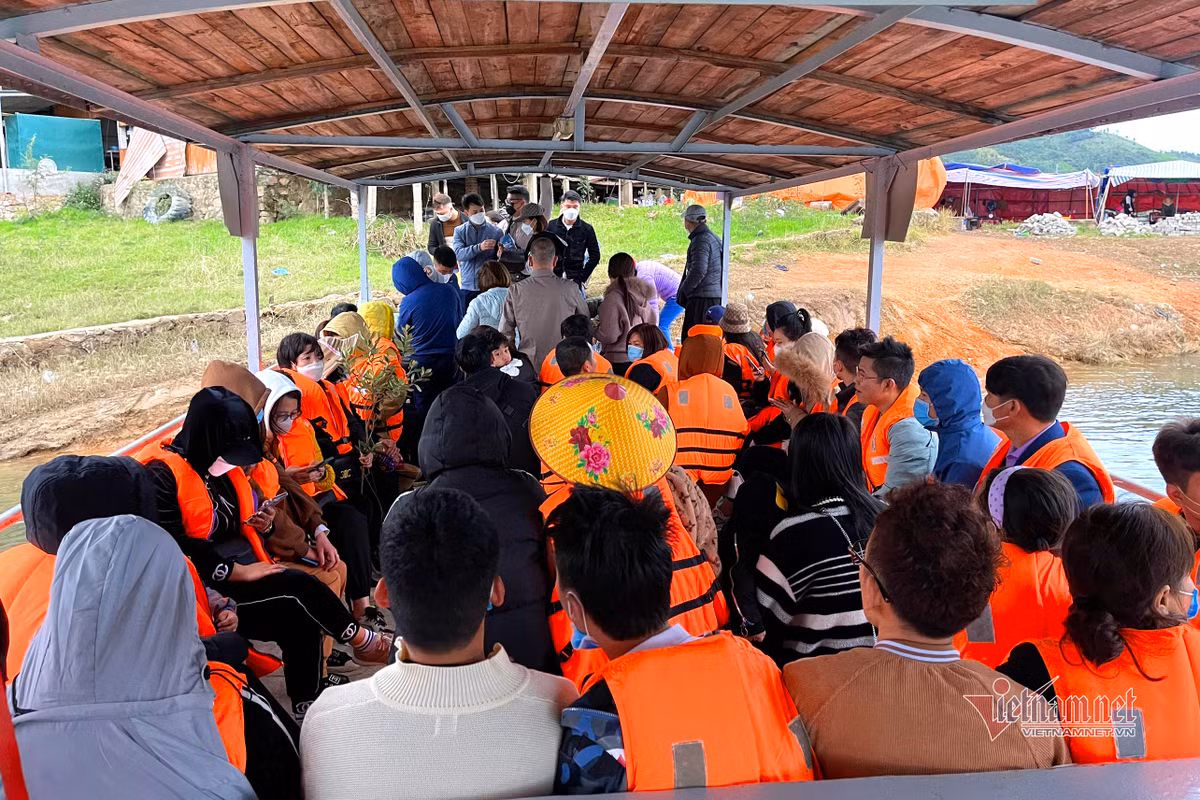 Lượng khách đông ngồi kín chặt cả con thuyền. (Ảnh: Vietnamnet)