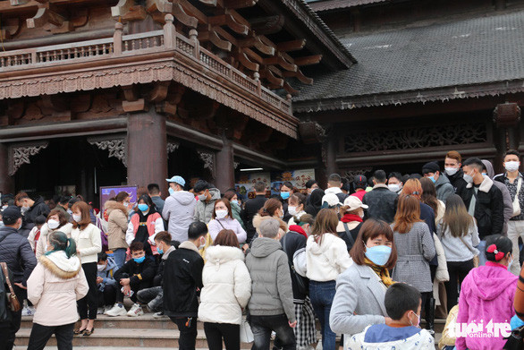 Những ngày đầu năm 2022 (Âm lịch) hàng ngàn du khách đã đổ về khu du lịch chùa Tam Chúc (Hà Nam) để tham quan, lễ chùa, du xuân đầu năm. Đây là ngày thứ 3 liên tiếp địa điểm này được mở cửa đón du khách. (Ảnh: Tuổi Trẻ)