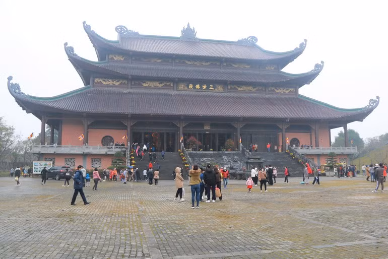 Còn tại chùa Bái Đính du khách thập phương tấp nập đến đây cầu cho năm mới an lành, muôn dân được ấm no hạnh phúc, dịch bệnh sớm tiêu tan... 