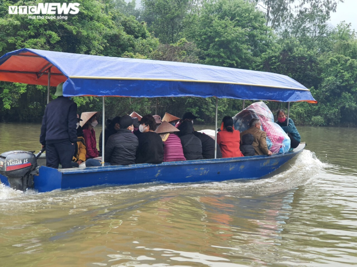 Theo tìm hiểu, ở nơi đây xuồng máy không được phép chở khách vẫn ngang nhiên hoạt động, người dân ngồi kín xuồng máy và không mặc áo phao... (Ảnh: VTC News)