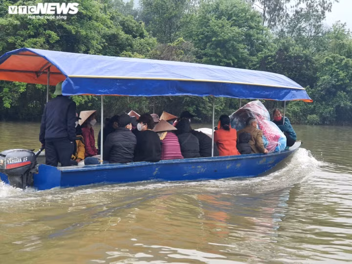 Theo tìm hiểu, ở nơi đây xuồng máy không được phép chở khách vẫn ngang nhiên hoạt động, người dân ngồi kín xuồng máy và không mặc áo phao... (Ảnh: VTC News)