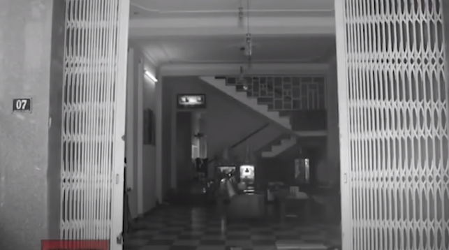 Khoảng 8h sáng hôm sau, khi đi ngang nhà anh Thành, chị Phượng ngạc nhiên vì cửa và cổng nhà vẫn ở trạng thái như lúc tối qua. Vì tính anh Thành rất cẩn thận, khi đi ra khỏi nhà luôn khóa cửa ngõ nên chị Phượng nghi ngờ có chuyện chẳng lành. Chị Phượng liền gọi anh Thành mở cửa nhưng không thấy trả lời, điện thoại cho anh Thành thì nghe đổ chuông nhưng không ai bắt máy. Sau khi liên lạc không được, chị Phượng và một số người hàng xóm phá cổng nhà anh Thành rồi vào trong kiểm tra.