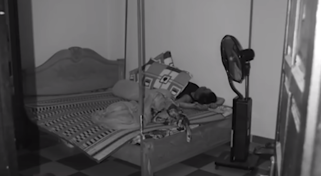 Tại phòng ngủ, mọi người phát hiện thi thể anh Thành nằm trên giường, chăn trùm kín. Nhận được tin báo, lực lượng Công an quận Sơn Trà và Công an TP. Đà Nẵng có mặt kịp thời tại hiện trường.