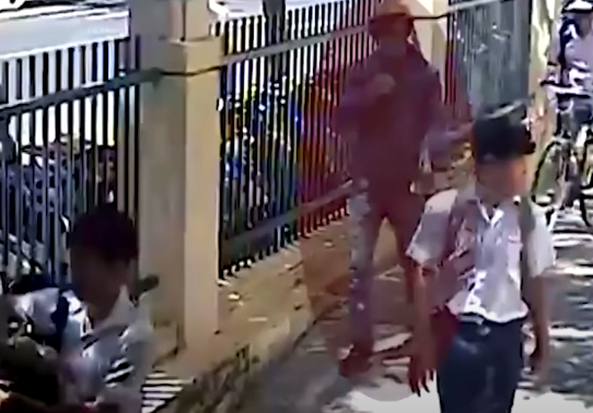 Từ vị trí phát hiện chiếc xe máy, các trinh sát tiếp tục lần theo các hướng khả nghi hung thủ đã đi qua. Thông qua camera giám sát giao thông, cơ quan điều tra phát hiện hình ảnh đối tượng khả nghi lưu thông trên đường trong thời gian trước và sau khi xảy ra vụ việc. Đối chiếu những hình ảnh này với mô tả của các nhân chứng gần nhà nạn nhân cung cấp thấy có nhiều điểm trùng khớp.