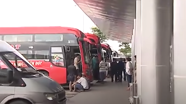 Tại đây y bắt xe buýt lên bến xe trung tâm TP. Đà Nẵng rồi đi ô tô khách về lại thôn Hải Nam, xã Diễn Bích ngay trong đêm. Sáng hôm sau Hậu đưa vợ đi bệnh viện sinh con rồi về nhà sinh hoạt bình thường cho đến khi bị bắt giữ.