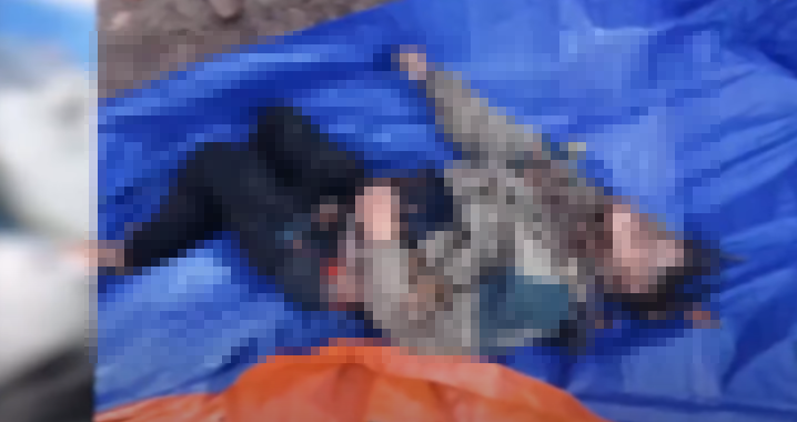 Tại hiện trường, công an tìm thấy một xe máy màu sơn đen trắng, một bao tải và một chiếc lồng bằng kim loại và một chiếc quần mưa. Cách vị trí chiếc xe máy khoảng 2km, thi thể anh V. được phát hiện trong tư thế nằm ngửa.