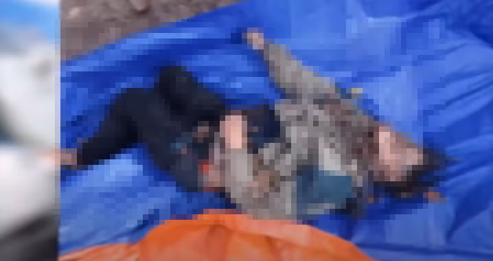 Tại hiện trường, công an tìm thấy một xe máy màu sơn đen trắng, một bao tải và một chiếc lồng bằng kim loại và một chiếc quần mưa. Cách vị trí chiếc xe máy khoảng 2km, thi thể anh V. được phát hiện trong tư thế nằm ngửa.