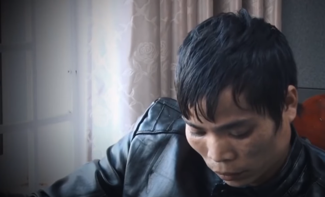 Tại cơ quan Công an, Sinh khai nhận, khoảng tháng 11/2020, Sinh quen biết với anh Má A V. thông qua việc đi mua lợn của người dân, sau mỗi giao dịch mua bán lợn, Sinh đều được anh V. trả tiền công. Là đối tượng nghiện ma túy nhưng không có việc làm ổn định, trong lúc lên cơn thèm ma túy, Sinh đã nảy sinh ý định cướp tiền của anh V. thông qua việc lừa rủ đi mua lợn.