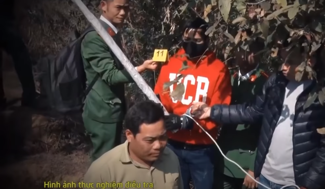 Khi đi được một quãng đường, nhận thấy không có người qua lại, Hù Văn Sinh nhặt một cây gậy ven đường đánh vào vùng gáy nạn nhân. Khi thấy nạn nhân còn thở, Hù Văn Sinh liên tiếp dùng gậy và dao bấm xuống tay cho đến khi nạn nhân tử vong mới rời khỏi hiện trường cùng các tài sản trên thi thể nạn nhân.