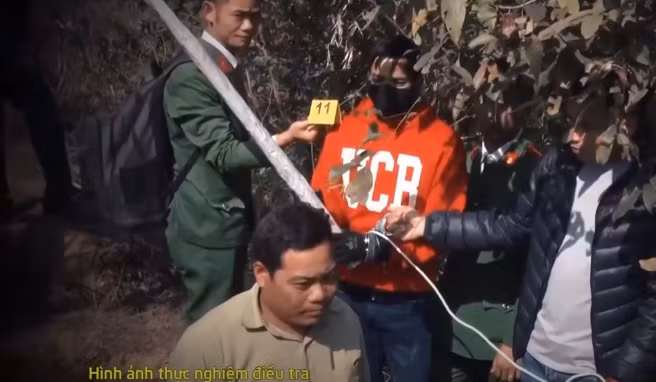 Khi đi được một quãng đường, nhận thấy không có người qua lại, Hù Văn Sinh nhặt một cây gậy ven đường đánh vào vùng gáy nạn nhân. Khi thấy nạn nhân còn thở, Hù Văn Sinh liên tiếp dùng gậy và dao bấm xuống tay cho đến khi nạn nhân tử vong mới rời khỏi hiện trường cùng các tài sản trên thi thể nạn nhân.