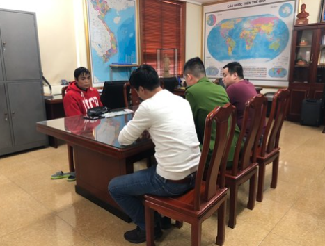 Sau khi gây án, Hù Văn Sinh lái xe về phòng trọ trả phòng rồi về nhà ở xã Hua Nà để cùng vợ chạy trốn xuống TP Hà Nội. Ngày 5/1, hai ngày sau khi thi thể anh V. được phát hiện, lực lượng cảnh sát hình sự Công an tỉnh Lai Châu ập vào bắt giữ Sinh khi y đang lẩn trốn tại Hà Nội.