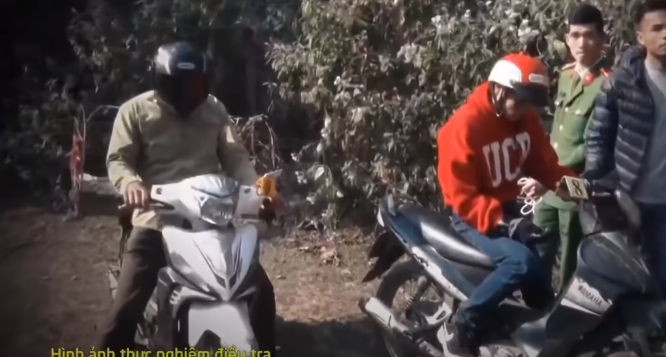 Quá trình di chuyển đi mua lợn, Sinh nảy sinh ý định giết anh V. để cướp tài sản. Từ ngã ba hướng vào xã Mường Mít, Sinh và anh V. mỗi người một xe máy đi hướng bản Lằn Giẳng, xã Mường Than. Đến đây, Sinh dừng xe máy và nói với anh V. rằng phía trước đường khó đi buộc phải đi bộ.