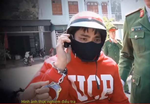 Khoảng 7h30 sáng 30/12/2020, Hù Văn Sinh dùng điện thoại gọi đến máy của anh Má A V. nói rằng ở xã bên có một gia đình có khoảng 8 con lợn muốn bán với giá rất rẻ. Tin lời của Sinh, khoảng 11h cùng ngày, anh V. rời khỏi nhà trên chiếc xe máy màu đen trắng và cầm theo hơn 14 triệu đồng để giao dịch mua bán.