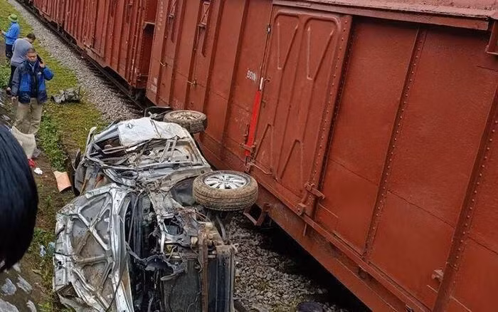  Băng qua đường sắt thiếu quan sát, tài xế trọng thương, ô tô biến dạng: Sáng 13/2, tại điểm giao nhau giữa đường sắt Bắc - Nam và đường ngang dân sinh huyện Tuyên Hóa, Quảng Bình ô tô con do ông Trần Đình Chiến (SN 1957, trú TP Đà Nẵng) điều khiển đang băng qua đường sắt không chú ý quan sát, bị tàu đâm phải. Hậu quả, cú tông mạnh khiến ô tô con bị tàu hỏa kéo đi hàng chục mét và biến dạng, ông Chiến bị thương nặng được đưa đi cấp cứu. 