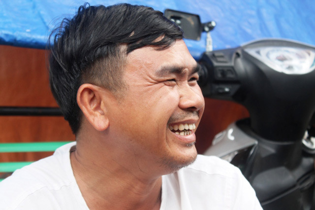 Được ra tù trước thời hạn 6 tháng, đầu năm 2000, Hùng "Sầu" rũ bỏ áo tù trở về với cuộc sống đời thường. Ước mơ tìm một công việc nuôi sống bản thân đối với anh thời điểm đó vô cùng khó khăn. Một người với lý lịch vào tù ra tội, từng đâm chém, bảo kê khiến bất cứ nơi nào cũng e dè, từ chối khi Hùng đến xin việc. "Không ai tin rằng một tên giang hồ như tôi có thể làm được những điều lương thiện và đi xin việc làm ở đâu cũng chẳng ai chấp nhận cho mình. Bởi lý lịch xấu, đi xin học nghề hay xin vào các công ty làm họ cũng đều không cho", anh Hùng nhớ lại.