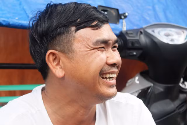 Được ra tù trước thời hạn 6 tháng, đầu năm 2000, Hùng "Sầu" rũ bỏ áo tù trở về với cuộc sống đời thường. Ước mơ tìm một công việc nuôi sống bản thân đối với anh thời điểm đó vô cùng khó khăn. Một người với lý lịch vào tù ra tội, từng đâm chém, bảo kê khiến bất cứ nơi nào cũng e dè, từ chối khi Hùng đến xin việc. "Không ai tin rằng một tên giang hồ như tôi có thể làm được những điều lương thiện và đi xin việc làm ở đâu cũng chẳng ai chấp nhận cho mình. Bởi lý lịch xấu, đi xin học nghề hay xin vào các công ty làm họ cũng đều không cho", anh Hùng nhớ lại.