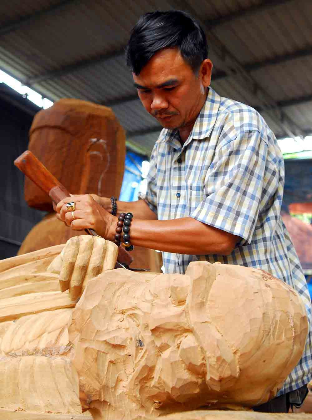 Trải qua chặng đường gian nan tìm việc và thất bại trong nhiều nghề khác nhau, năm 2001, anh Hùng xin vào làm tại xưởng gỗ điêu khắc Quang Mỹ trên địa bàn huyện Hóc Môn. Sẵn có khiếu, lại được đào tạo bài bản cộng với quyết tâm cao nên anh tiến bộ rất nhanh. Chỉ sau 3 tháng làm việc, anh được ông A Lin, quản lý xưởng, giao phụ trách kỹ thuật. Cuộc đời Hùng tưởng bước sang một trang mới nhưng số phận vẫn không buông tha anh. 