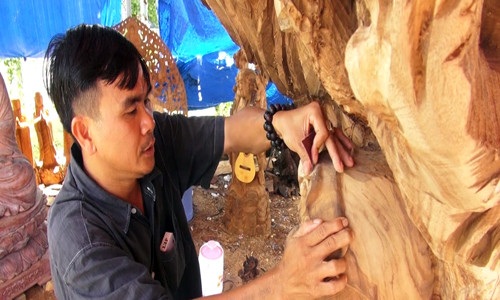 Từ khi cơ sở này thành lập, anh Hùng chưa từng từ chối một trường hợp nào xin vào làm việc. Anh cho biết, khó khăn nhất là khi tiếp nhận những thanh niên mới ra tù hoặc bị nghiện ma túy. Họ như những con ngựa bất kham, khiến anh phải dành nhiều thời gian tìm hiểu, chỉ bảo. Bên cạnh công việc hàng ngày ở xưởng, anh Hùng cũng tổ chức cho anh em nhiều buổi sinh hoạt, đặc biệt là các buổi đến chùa Hoằng Pháp (ngôi chùa trước đây đã “thức tỉnh” anh) nghe các nhà sư nói chuyện.