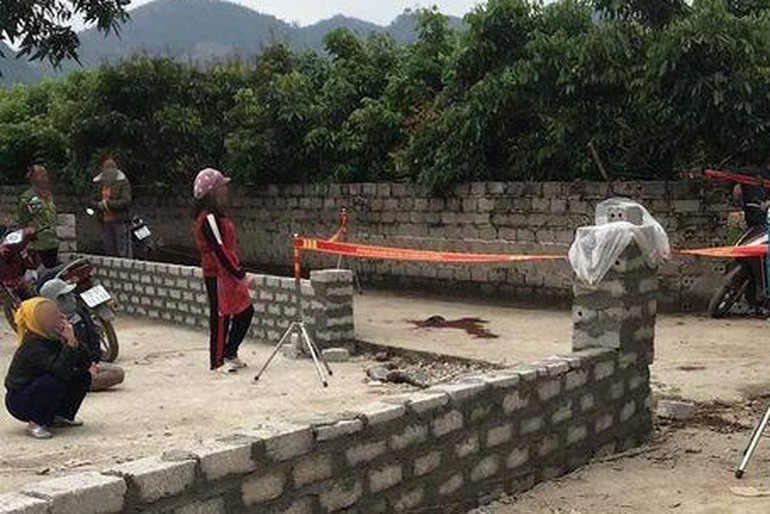 Nguyên nhân vụ việc bước đầu được xác định do một người con trai của ông Tới có vay nợ tiền của nghi phạm Lê Văn Hữu. Trong quá trình vay nợ và trả nợ, giữa hai bên xảy ra mâu thuẫn, xích mích. 