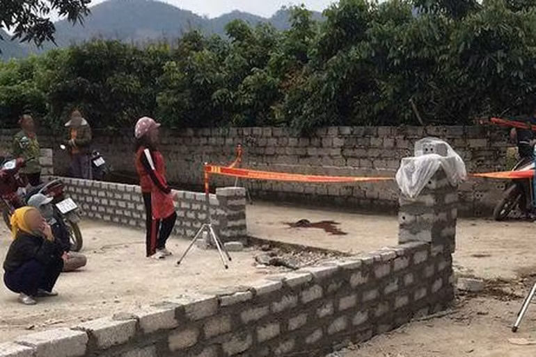 Nguyên nhân vụ việc bước đầu được xác định do một người con trai của ông Tới có vay nợ tiền của nghi phạm Lê Văn Hữu. Trong quá trình vay nợ và trả nợ, giữa hai bên xảy ra mâu thuẫn, xích mích. 