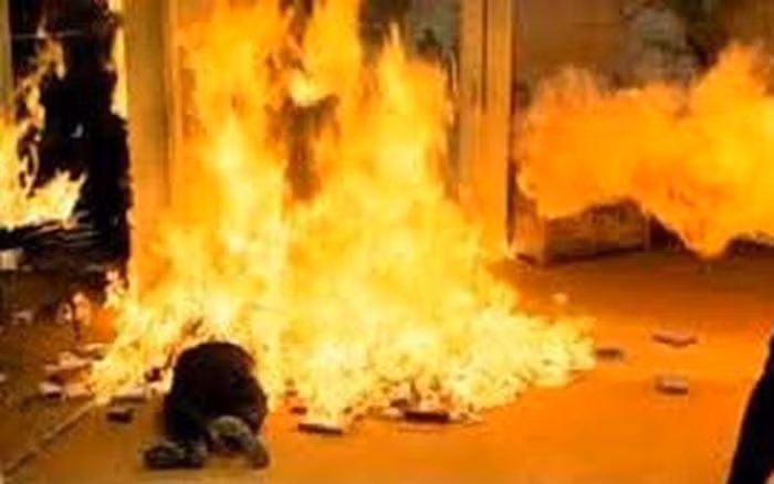  Người phụ nữ tử vong nghi do dùng xăng tự thiêu: Sáng 10/2, người thân phát hiện ra chị Đ.Th.L. (SN 1980, trú huyện Minh Hóa, Quảng Bình) đã tử vong sau nhà với tình trạng toàn thân cháy xém, nghi do dùng xăng tự đốt bản thân. Sau khi nhận được thông tin về vụ việc lực lượng chức năng đã nhanh chóng có mặt để làm rõ nguyên nhân. (Ảnh minh hoạ) 