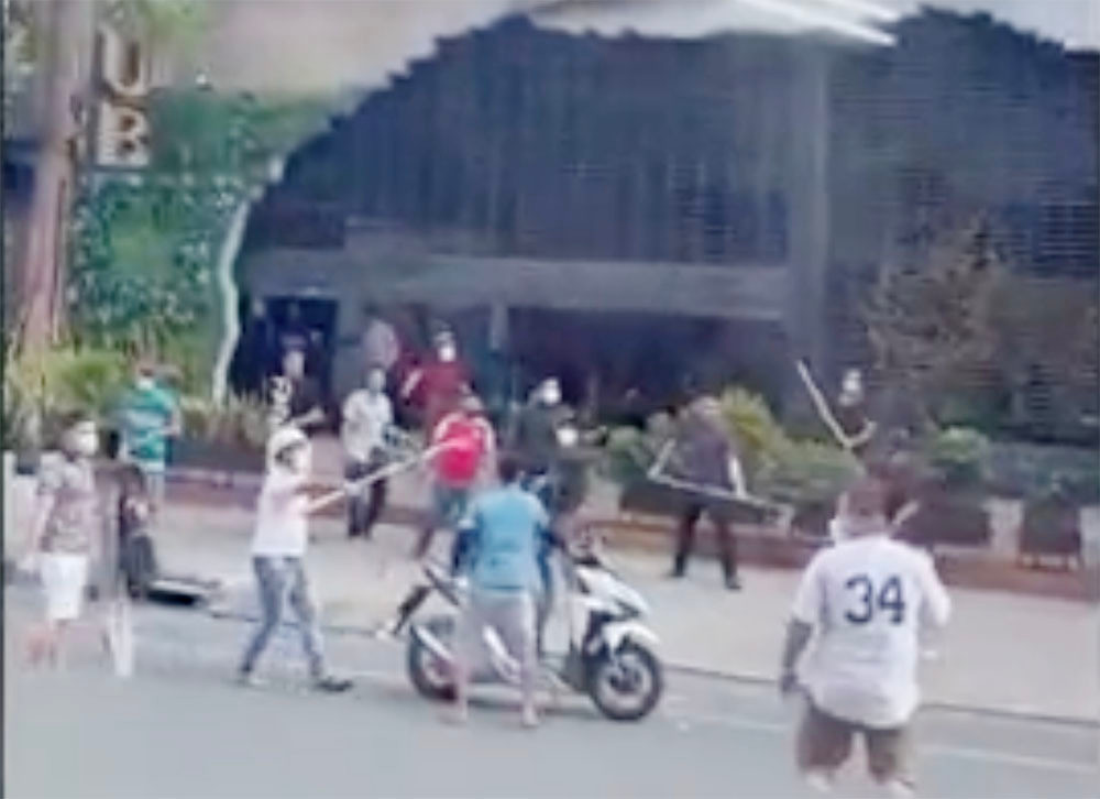 Video: Hai bang nhom hon chien nao dong pho phuong