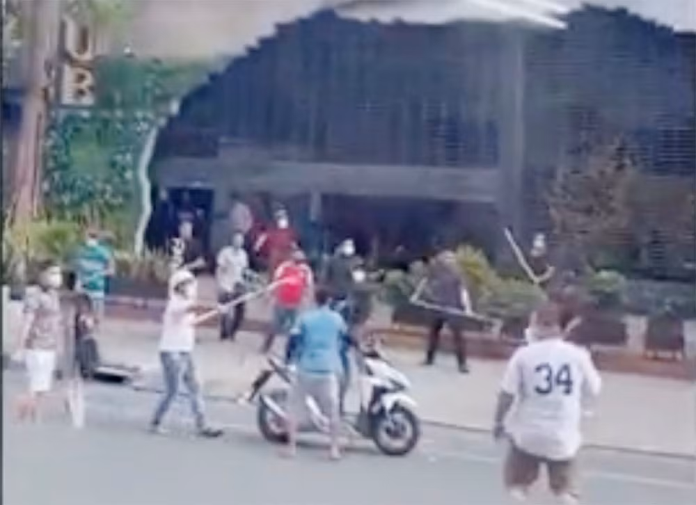 Video: Hai bang nhom hon chien nao dong pho phuong