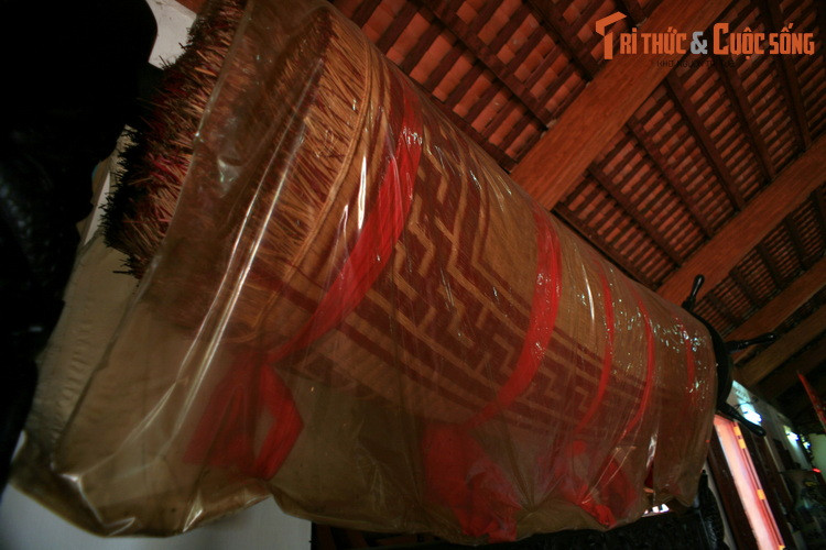 Từ câu chuyện này, vào năm 2008, nhân dịp kỷ niệm 140 năm ngày hy sinh của Nguyễn Trung Trực, nghệ nhân Lê Thị Sa và nhóm thợ lành nghề ở Tà Niên đã dệt một chiếc chiếu đặc biệt để tưởng nhớ vị anh hùng dân tộc.