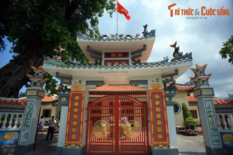 Ngôi đình này gắn với một giai thoại hào hùng mà đến nay người dân vẫn còn kể lại. Tương truyền, khi nghe tin Nguyễn Trung Trực sẽ bị xử chém, đồng bào yêu nước ở làng Tà Niên đã cùng nhau dệt chiếu cả ngày lẫn đêm để đem ra trải đường cho ông ở pháp trường.