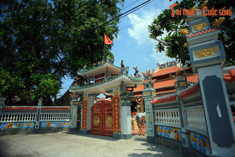 Ban đầu, đây chỉ là một ngôi đền nhỏ bằng gỗ, lợp lá. Sau những lần xây dựng vào năm 1881 và 1964, ngôi đình đã có diện mạo bề thế như ngày nay.