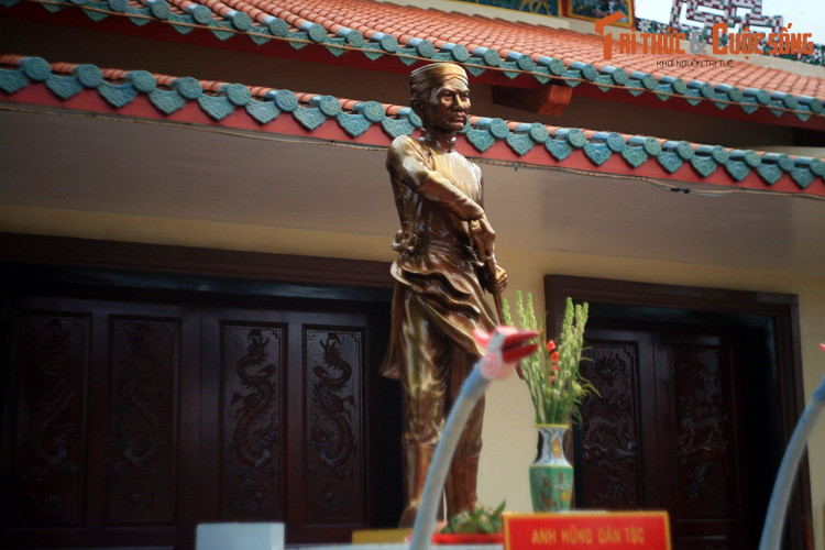 Phía trước đình có bức tượng chân dung Nguyễn Trung Trực, được tạc bằng đồng vào thập niên 1960-1970.