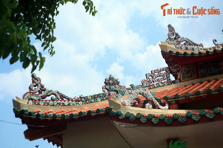 Đình được xây với cấu trúc kiểu chữ Tam, gồm có chính điện, đông lang và tây lang, được coi là nơi thờ tự Nguyễn Trung Trực sớm nhất và lớn nhất ở Nam Bộ.