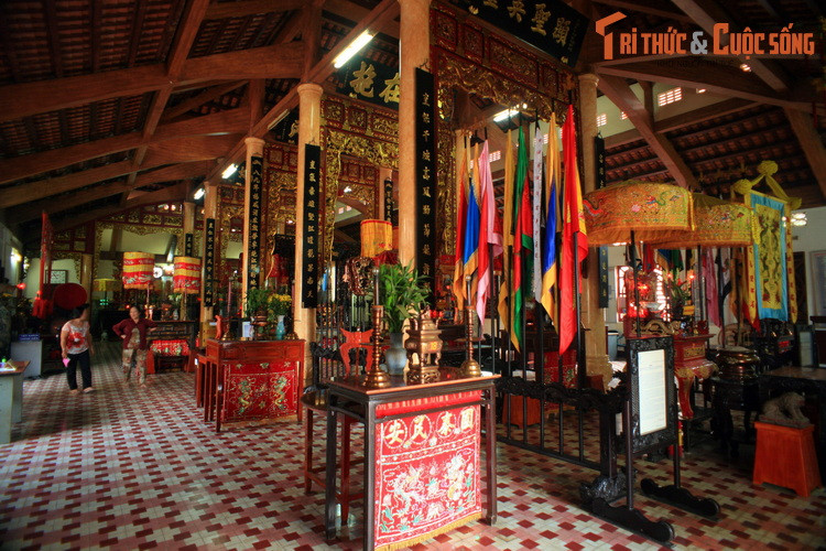 Thương nhớ người anh hùng họ Nguyễn, người Tà Niên đã mang chiếc chiếu về lưu thờ và cũng từ đây, nghề dệt chiếu hoa với chữ Thọ nổi tiếng ở làng chiếu Tà Niên được hình thành.