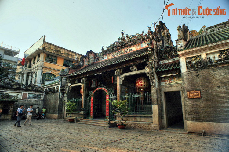 2. Tọa lạc tại số 710 Nguyễn Trãi, quận 5, TP HCM, chùa Bà Thiên Hậu hay hội quán Tuệ Thành là địa điểm tâm linh nổi tiếng bậc nhất vùng đất Chợ Lớn xưa. Công trình do nhóm người Hoa gốc Quảng Đông di dân sang Việt Nam góp vốn và góp công xây dựng vào khoảng năm 1760.