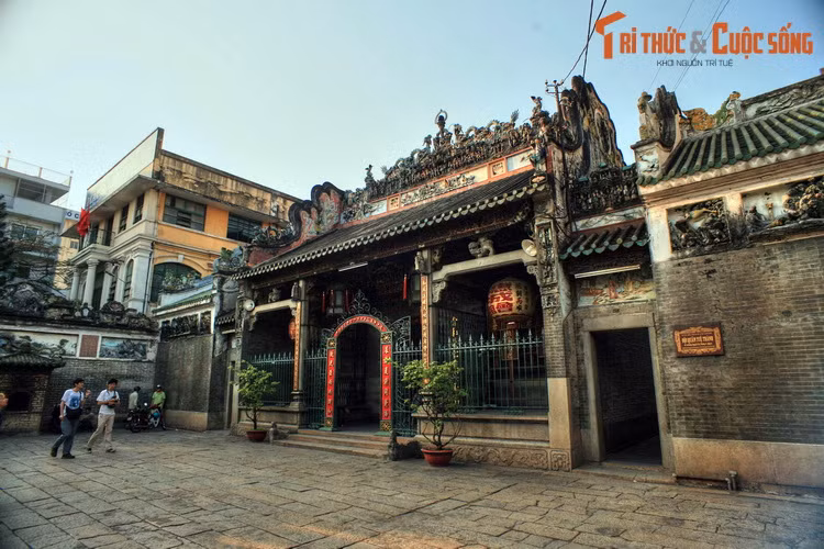 2. Tọa lạc tại số 710 Nguyễn Trãi, quận 5, TP HCM, chùa Bà Thiên Hậu hay hội quán Tuệ Thành là địa điểm tâm linh nổi tiếng bậc nhất vùng đất Chợ Lớn xưa. Công trình do nhóm người Hoa gốc Quảng Đông di dân sang Việt Nam góp vốn và góp công xây dựng vào khoảng năm 1760.