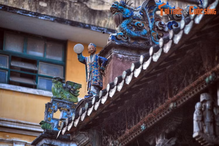 Một nét đặc sắc trong kiến trúc của chùa Bà Thiên Hậu - hội quán Tuệ Thành là các phù điêu bằng gốm được trang trí dày đặc từ trên nóc, mái, hiên chùa cho đến các bàn thờ, vách tường… Các sản phẩm này do 2 lò gốm Bửu Nguyên và Đồng Hòa ở Trung Quốc sản xuất vào năm 1908.