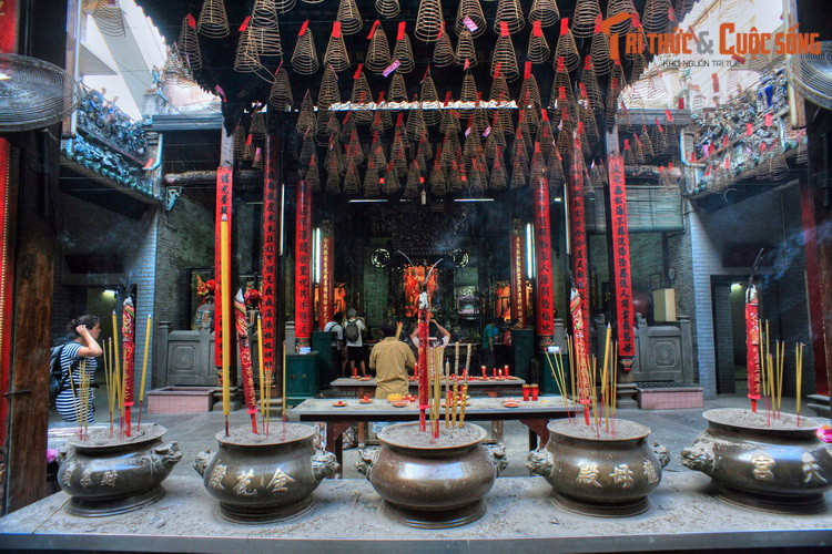 Hội quán được xây theo kiểu kiến trúc đặc trưng cùa người Hoa với 4 dãy nhà liên kết nhau, giữa các dãy nhà này có một khoảng trống gọi là thiên tỉnh (giếng trời), giúp không gian chùa thoáng đãng. Không gian thờ tự ở nơi đây được chia thành tiền điện, trung điện và hậu điện