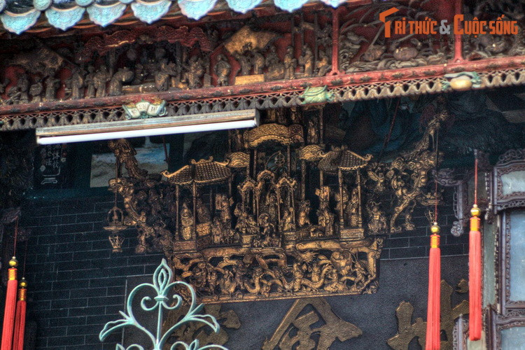 Vị thần được thờ chính ở nơi đây là Thiên Hậu Thánh Mẫu, một vị thần quan trọng trong tín ngưỡng của người Hoa. Theo thống kê, hội quán có trên 400 đồ cổ gồm tượng, bia đá, chuông, lư hương, hoành phi, câu đối… Tất cả những cổ vật này đều được chế tác rất công phu, tỉ m.