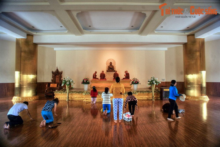 Kkông gian bên trong bảo tháp thoáng đãng, giản dị và trang nghiêm. Các tầng tháp là nơi thờ xá lợi Phật và các Chư Thánh Tăng của Phật giáo.