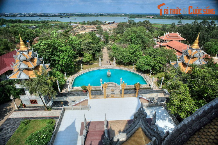 Từ trên tầng cao của tháp có thể nhìn toàn cảnh sông Đồng Nai với cảnh quan hấp dẫn. Từ khi khánh thành, bảo tháp Gotama Cetiya đã trở thành điểm đến thu hút đông đảo du khách thập phương ở ngoại ô TP. HCM.