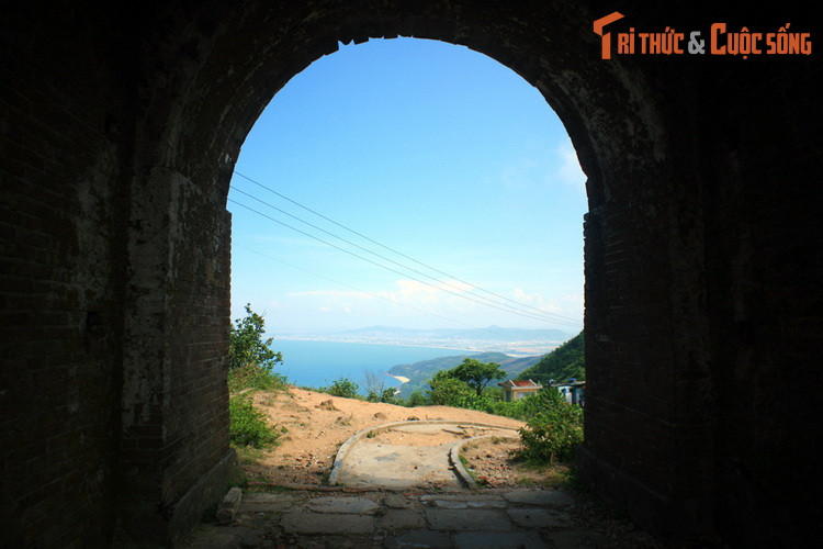 Được ví là "Thiên hạ đệ nhất hùng quan", từ cửa ải này khách du hành có thể chiêm ngưỡng phong cảnh tuyệt vời của mảnh đất miền Trung.