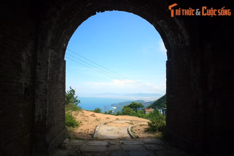 Được ví là "Thiên hạ đệ nhất hùng quan", từ cửa ải này khách du hành có thể chiêm ngưỡng phong cảnh tuyệt vời của mảnh đất miền Trung.