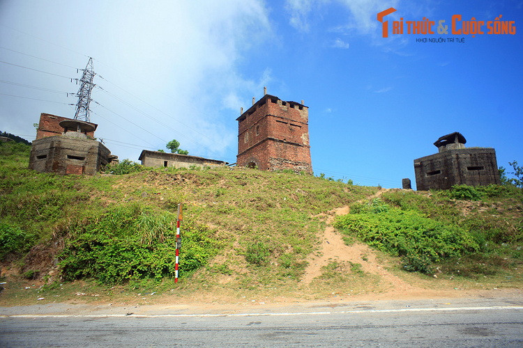 Quang cảnh hoang vu ở Hải Vân quan trước khi được trùng tu, phục dựng. Theo sử sách, Hải Vân quan là cửa ải gồm hai cánh cổng dạng công sự có cùng cấu trúc, được xây từ đời Trần và được trùng tu vào thời Nguyễn, năm Minh Mạng thứ 7, 1826.