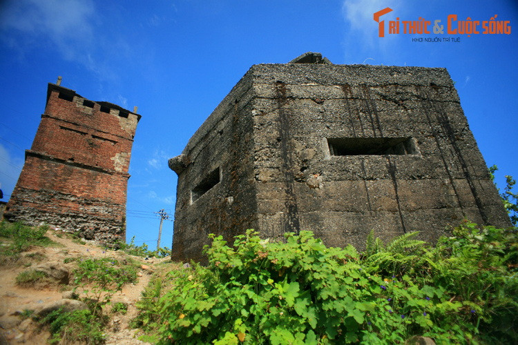 Vào năm 1926, xung quanh Hải Vân Quan, quân đội Pháp đã xây dựng một hệ thống lô cốt – được gọi là Đồn Nhất – để bảo vệ tuyến đường đèo chiến lược này. Sau năm 1954, hệ thống đồn bốt ấy được chuyển sang tay quân đội Mỹ.