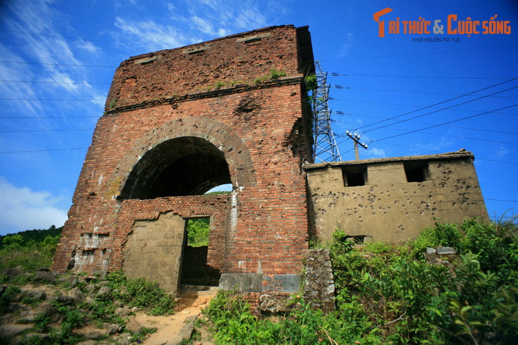 Hai cảnh cổng ở Hải Vân quan được phục hồi bằng việc tháo dỡ phần gạch xây mới phía trên, thay bằng gạch vồ, làm tường bằng đá phía dưới. Hệ thống tường, nhà Trú Sở và nhà Vũ Khố sẽ được phục hồi theo dấu tích khảo cổ và ảnh tư liệu.