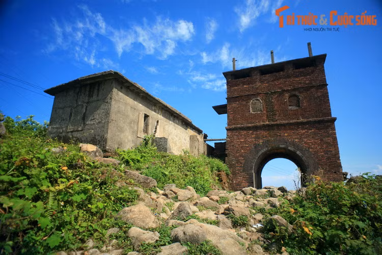 Sau nhiều thế kỷ tồn tại, Hải Vân Quan đã phải chịu chung số phận với sự suy tàn của nhà Nguyễn. Vào đầu thế kỷ 20, khi toàn bộ Việt Nam trở thành thuộc địa của Pháp, cửa ải này đã bị bỏ hoang.