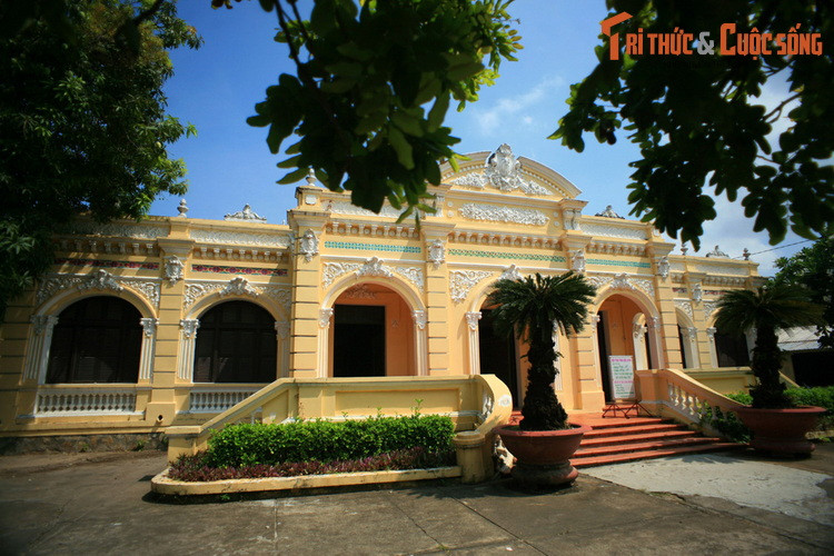 Cái Nhà Lớn Rạch Giá đã trải qua rất nhiều thăng trầm trong hơn 100 năm tồn tại. Vào năm 1946, thực dân Pháp đánh chiếm Rạch Giá đã chiếm luôn cả dinh thự. Từ đó đến năm 1954 công trình trở thành trụ sở tòa án địa phương.