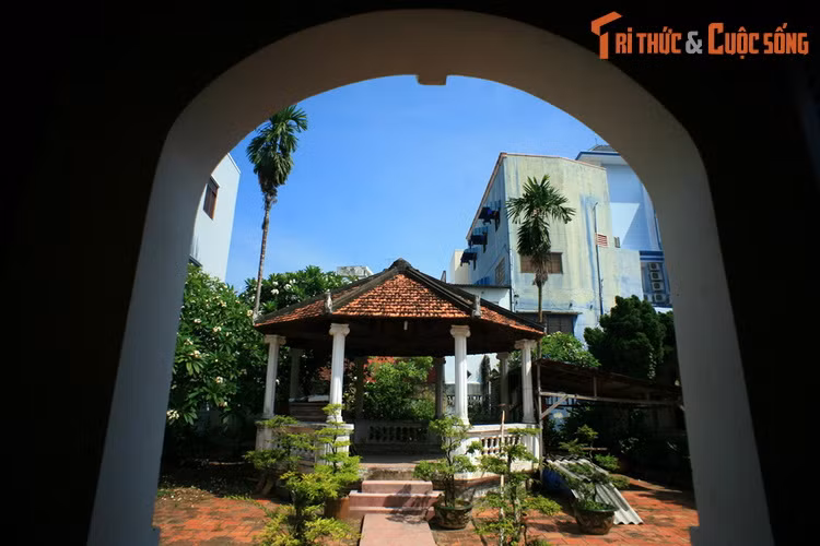 Sau 1975, tòa nhà thuộc nhà Nước quản lý, được tỉnh hội Phụ nữ Kiên Giang sử dụng làm cơ quan trong một thời gian ngắn, rồi giao cho đoàn văn công thuộc Ty văn hoá Thông tin làm trụ sở. Sau đó công trình cổ này trở thành Bảo tàng Tỉnh Kiên Giang cho đến nay.