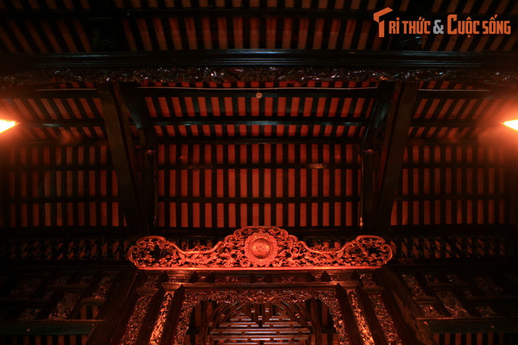 Theo các tư liệu lịch sử, tòa dinh thự cổ được khởi công xây dựng năm 1911, khánh thành năm 1920. Tòa nhà được xây dựng với đội ngũ thợ xây, thợ mộc hạng ưu được đưa từ Gia Định về, thợ chạm khắc là các nghệ nhân kỳ cựu đón từ Miền Bắc.